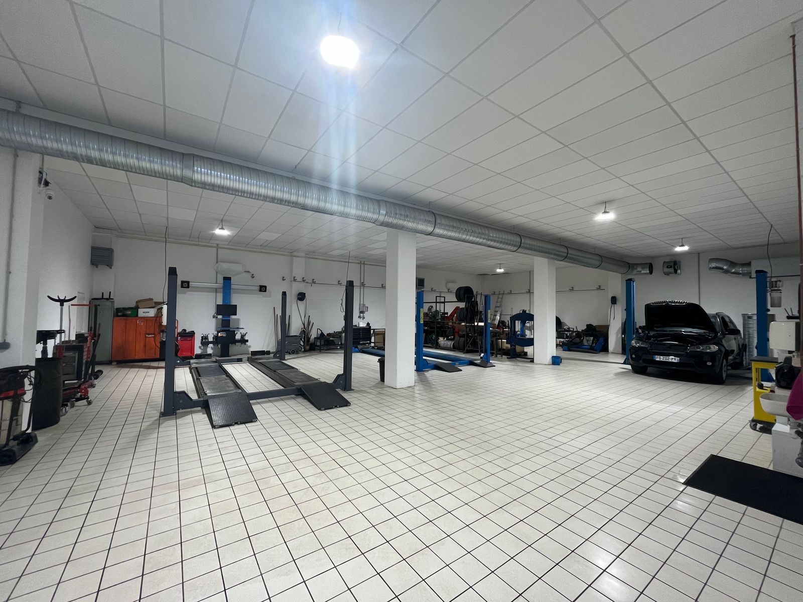 L'atelier de GC Performance avec ses ponts élévateurs